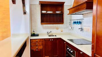 Fridge, oven, stovetop, coffee/tea maker