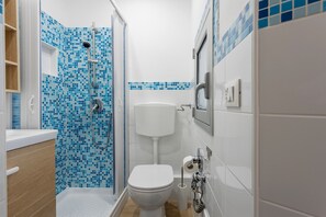 Douche, sèche-cheveux, serviettes fournies