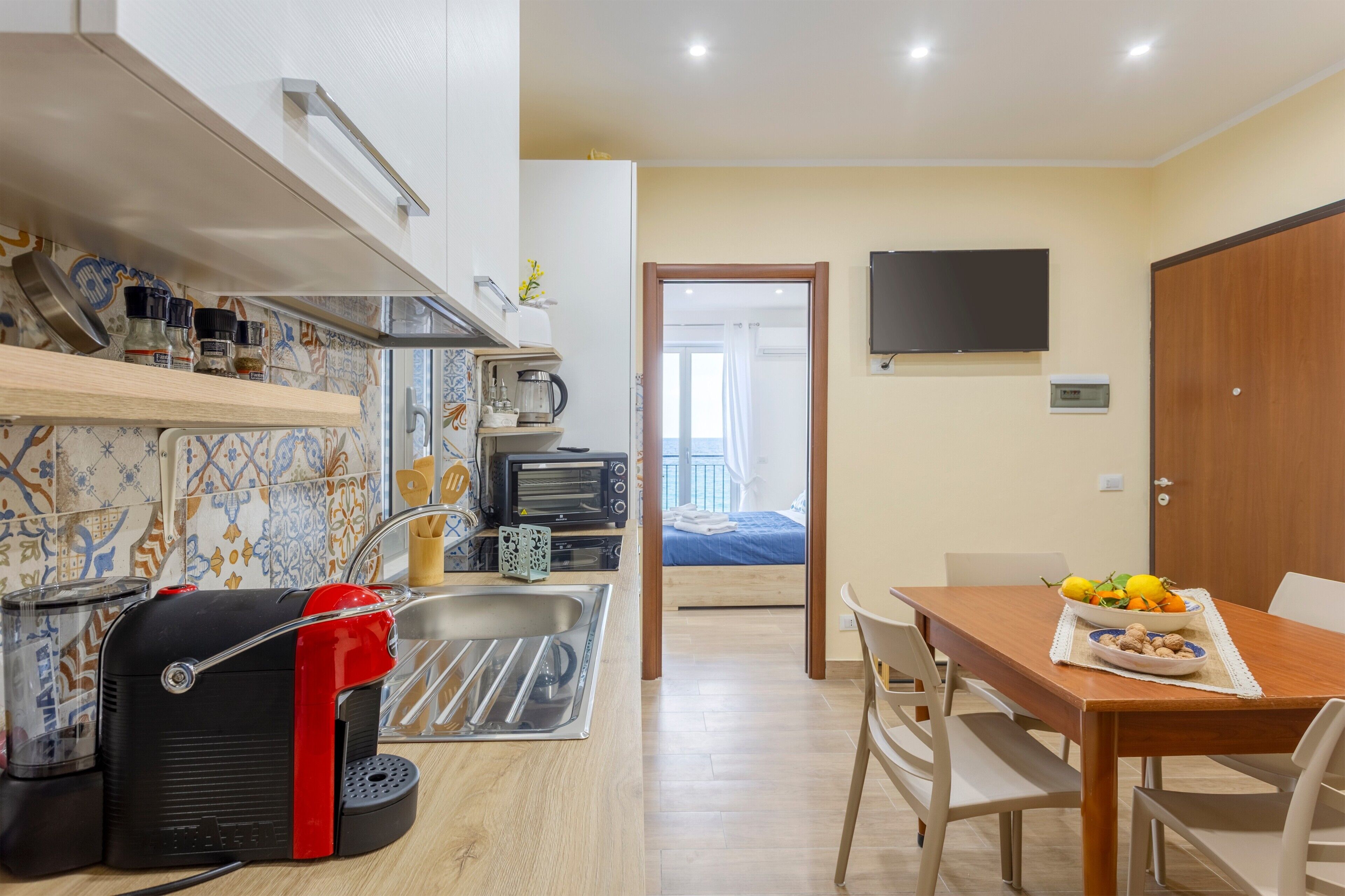 Frigorifero, forno, piano cottura, macchina per tè/caffè