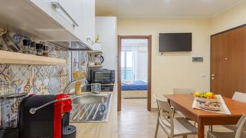 Frigorifero, forno, piano cottura, macchina per tè/caffè