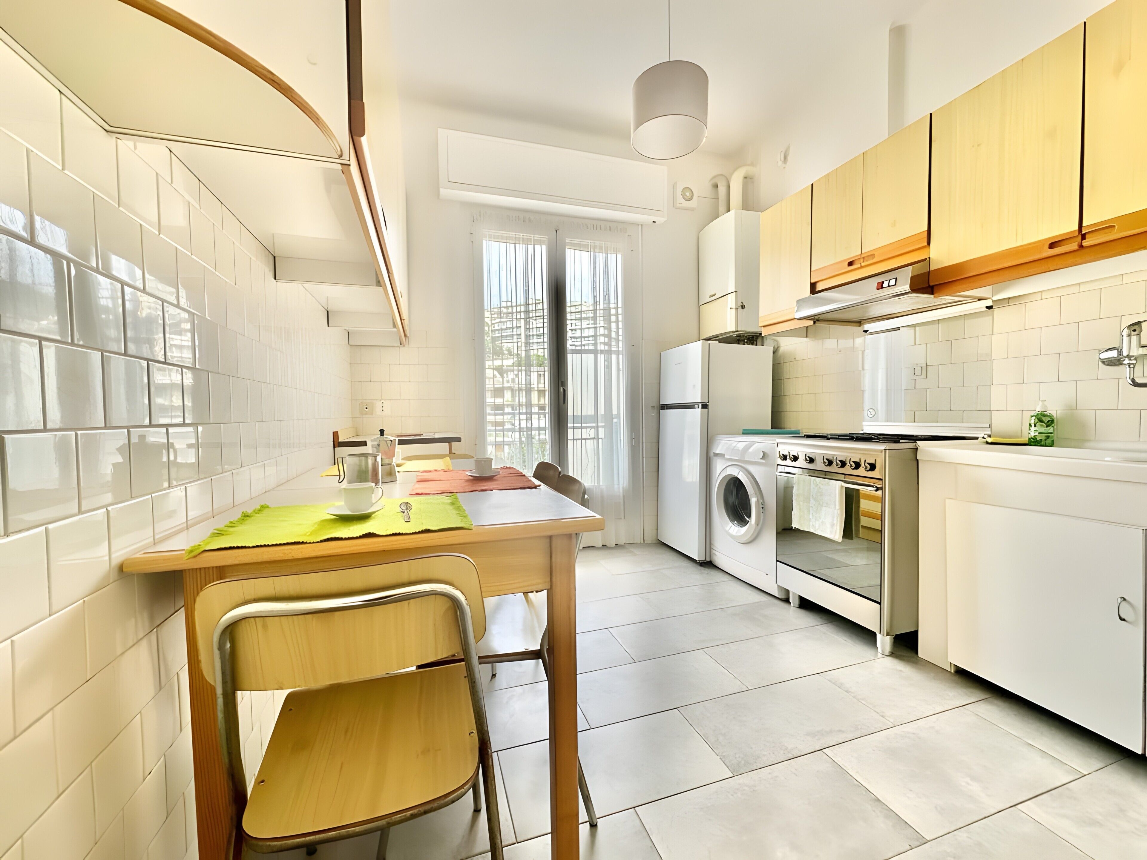 Kjøleskap, ovn, kokeplater og kaffetrakter/tekoker