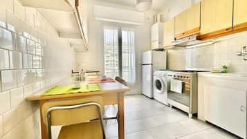 Kjøleskap, ovn, kokeplater og kaffetrakter/tekoker