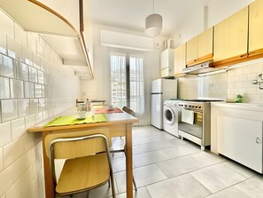 Een koelkast, een oven, een kookplaat, een koffiezetapparaat/waterkoker