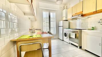 Fridge, oven, stovetop, coffee/tea maker