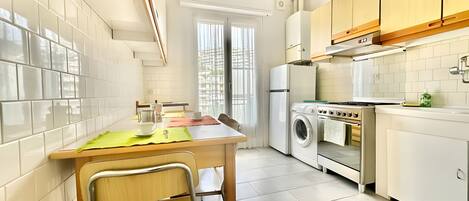 Fridge, oven, stovetop, coffee/tea maker