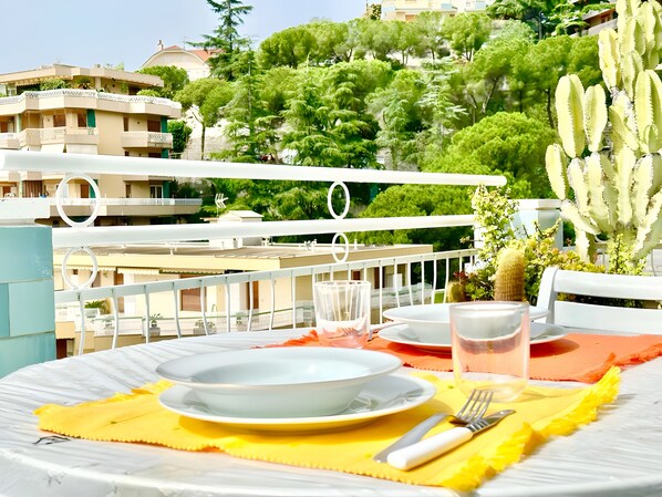 Outdoor dining - Apartment 'Flaminia' with Balcony and Wi-Fi (Sanremo)