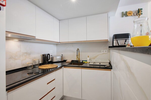 Kühlschrank, Mikrowelle, Ofen, Herdplatte