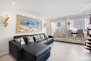 TV - 'Jungle' Apartment with Pool, Wi-Fi and Air Conditioning (Albufeira)