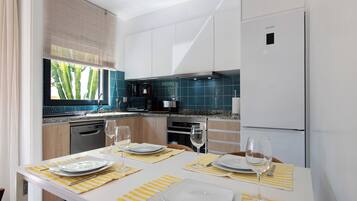 KĂŒhlschrank, Mikrowelle, Ofen, Herdplatte