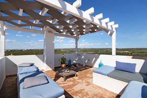 Holiday Home 'Rooftop Retreat' with Sea View, Wi-Fi and Air Conditioning