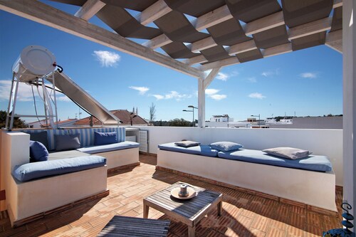 Holiday Home 'Rooftop Retreat' with Sea View, Wi-Fi and Air Conditioning