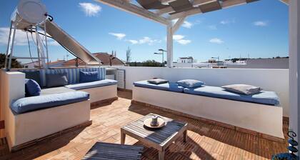 Holiday Home 'Rooftop Retreat' with Sea View, Wi-Fi and Air Conditioning