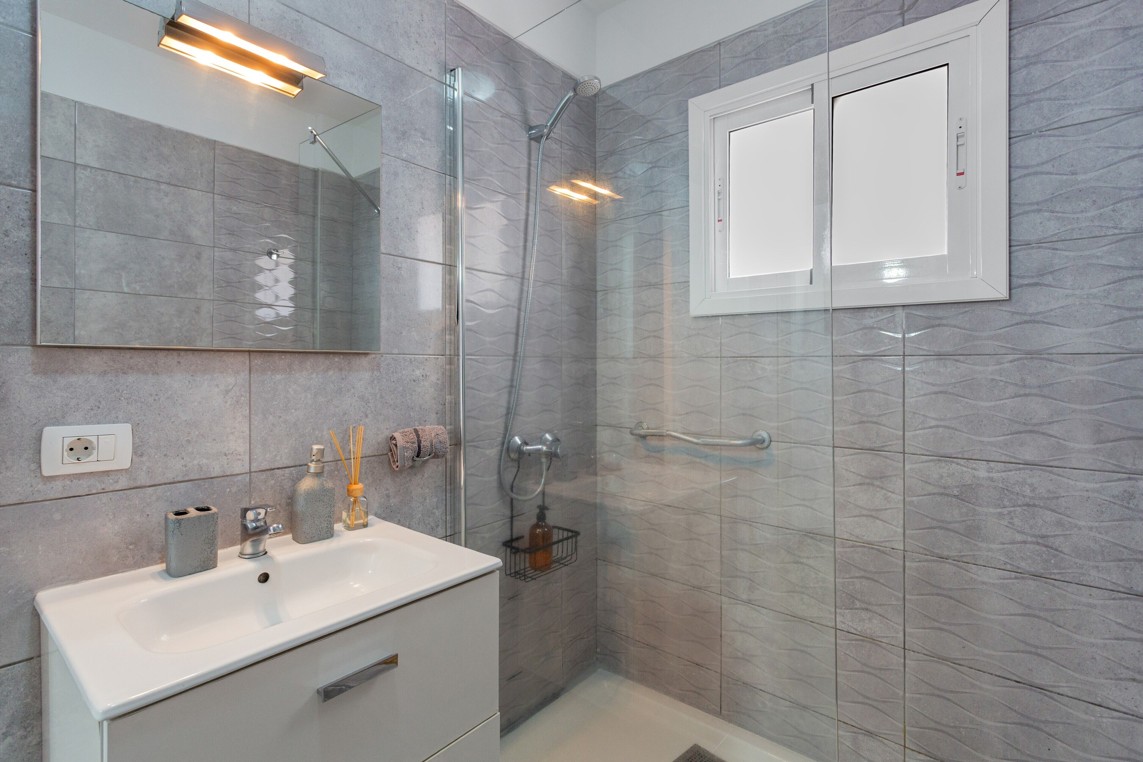 Shower, hair dryer, towels