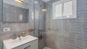 Shower, hair dryer, towels