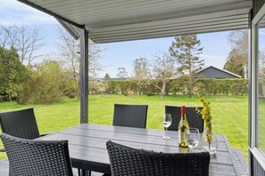 Outdoor dining - Holiday home near beach forest and charming Hou (Odder)