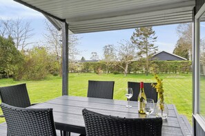 Outdoor dining - Holiday home near beach forest and charming Hou (Odder)