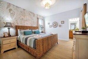 5 quartos, escrivaninha, ferros/tábuas de passar roupa, berço de viagem