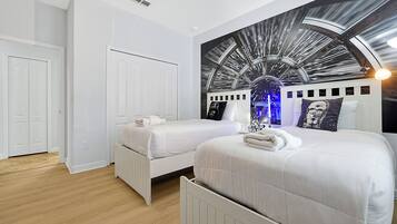 5 chambres, bureau, fer et planche Ă  repasser, lit parapluie