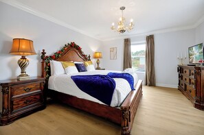 5 Schlafzimmer, Schreibtisch, Bügeleisen/Bügelbrett, Reisekinderbett