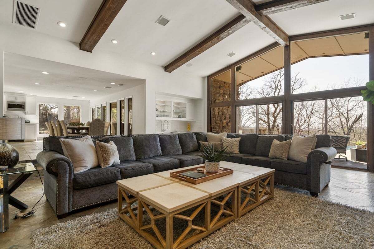 Télévision, cheminée, livres