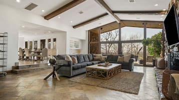 Fernseher, Kamin, Bücher