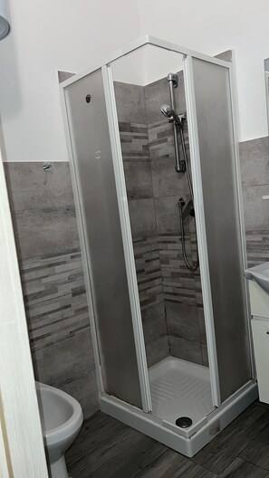 Family Studio, Private Bathroom | Bathroom | Shower, hair dryer, towels, soap - Bed2Go Brescia (Turin)