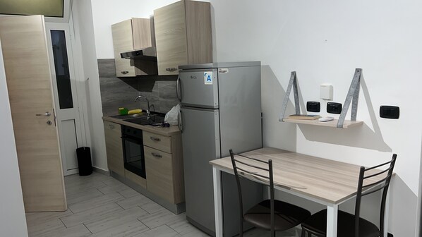Family Studio, Private Bathroom | Private kitchen | Full-size fridge, oven, stovetop, cookware/dishes/utensils - Bed2Go Brescia (Turin)