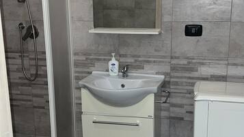 Estudio familiar, baño privado | Baño | Regadera, secadora de cabello, toallas, jabón