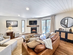 Smart TV, chimenea y libros 