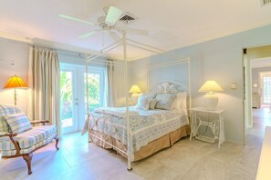 3 soverom, skrivebord, strykejern/-brett og reiseseng for barn