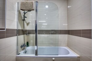 Douche, sèche-cheveux, serviettes fournies