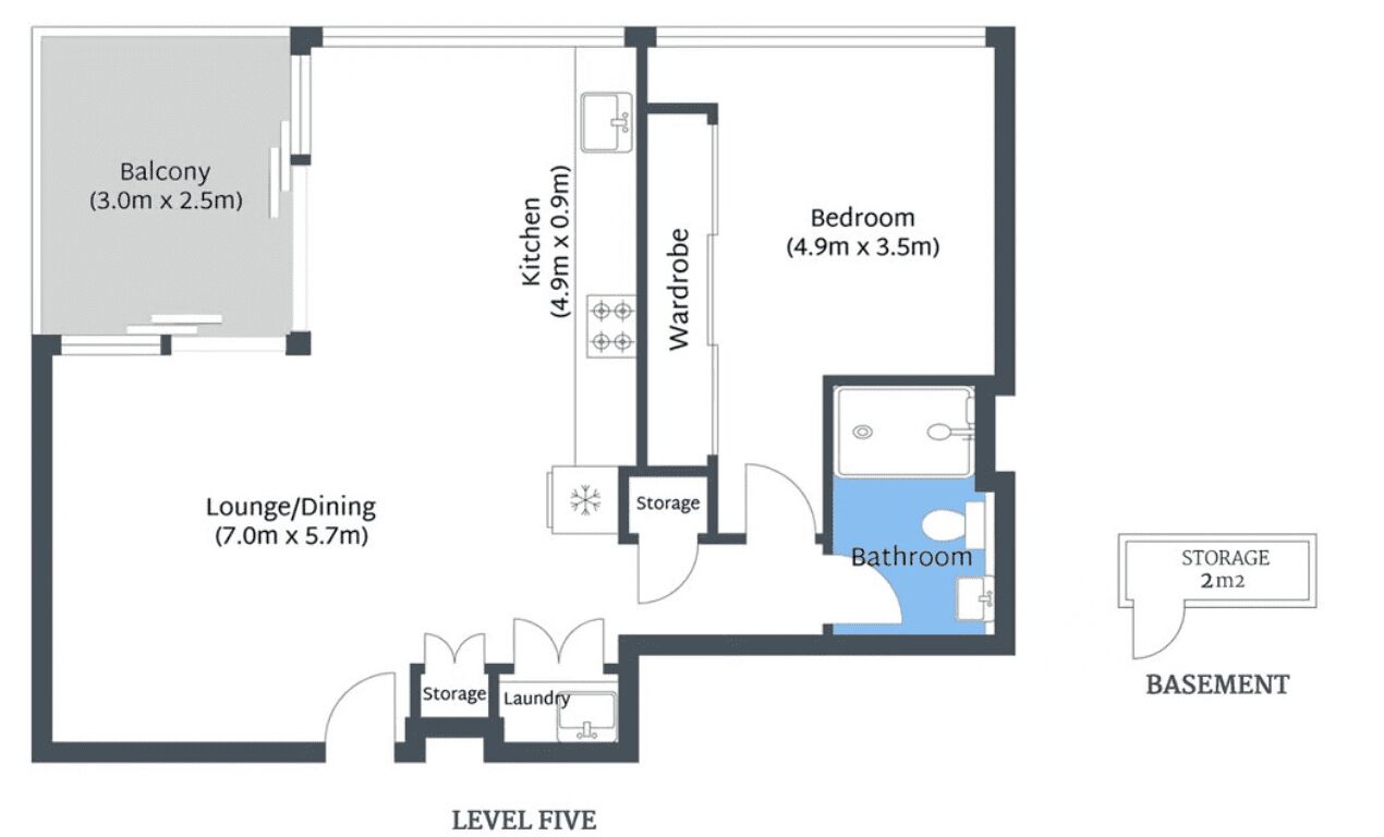 Plattegrond van een appartement op de vijfde verdieping, met een balkon, keuken, inloopkast, slaapkamer, badkamer, woon/eetgedeelte, berging en wasruimte.