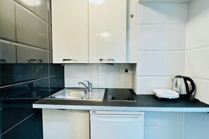 Een koelkast, een kookplaat, een koffiezetapparaat/waterkoker