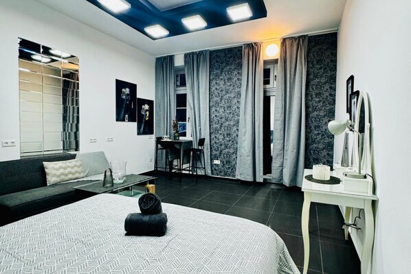 1 bedroom, bed sheets