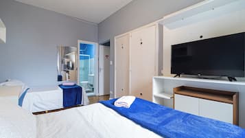 1 habitación, decoración personalizada y escritorio
