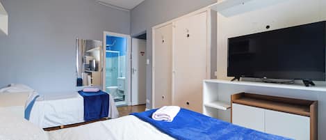 Suite Comfort, letti multipli, non fumatori, vista cortile | 1 camera, con stile personalizzato, una scrivania, postazione laptop
