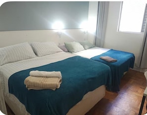 Neljän hengen comfort-huone, 2 parisänkyä, tupakointi kielletty, näköala pihalle | 1 makuuhuone, yksilöllisesti sisustettu, työpöytä