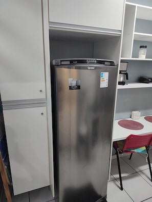 Kjøleskap på fellesområdet, mikrobølgeovn, ovn og brødrister