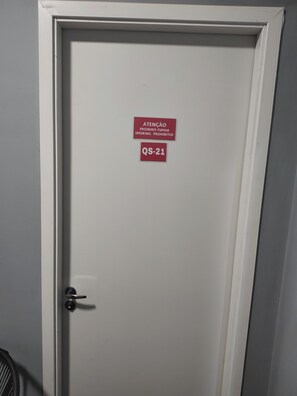 Chambre Triple Confort, 1 chambre, non-fumeurs, vue cour intérieure | Décoration personnalisée, bureau