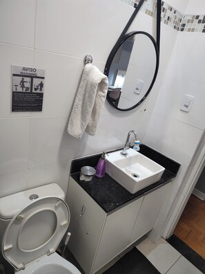 Exclusive Studio Suite, Multiple Beds, Non Smoking, Kitchen | Bathroom