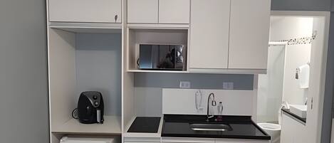 Suite | Private kitchen | Shared fridge, microwave, oven, toaster