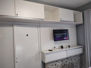 Studiosuite – exclusive, flere senger, ikke-røyk, kjøkken | Individuelt dekorert, skrivebord og skrivebord for bærbar PC