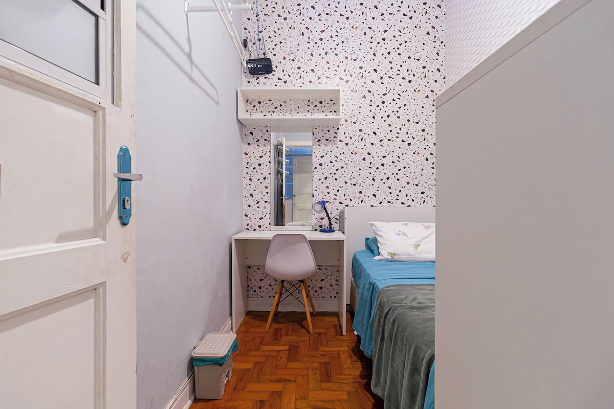 Economy Single Room, 1 Twin Bed, Non Smoking, Courtyard View | 1 bedroom, individually decorated, desk, laptop workspace