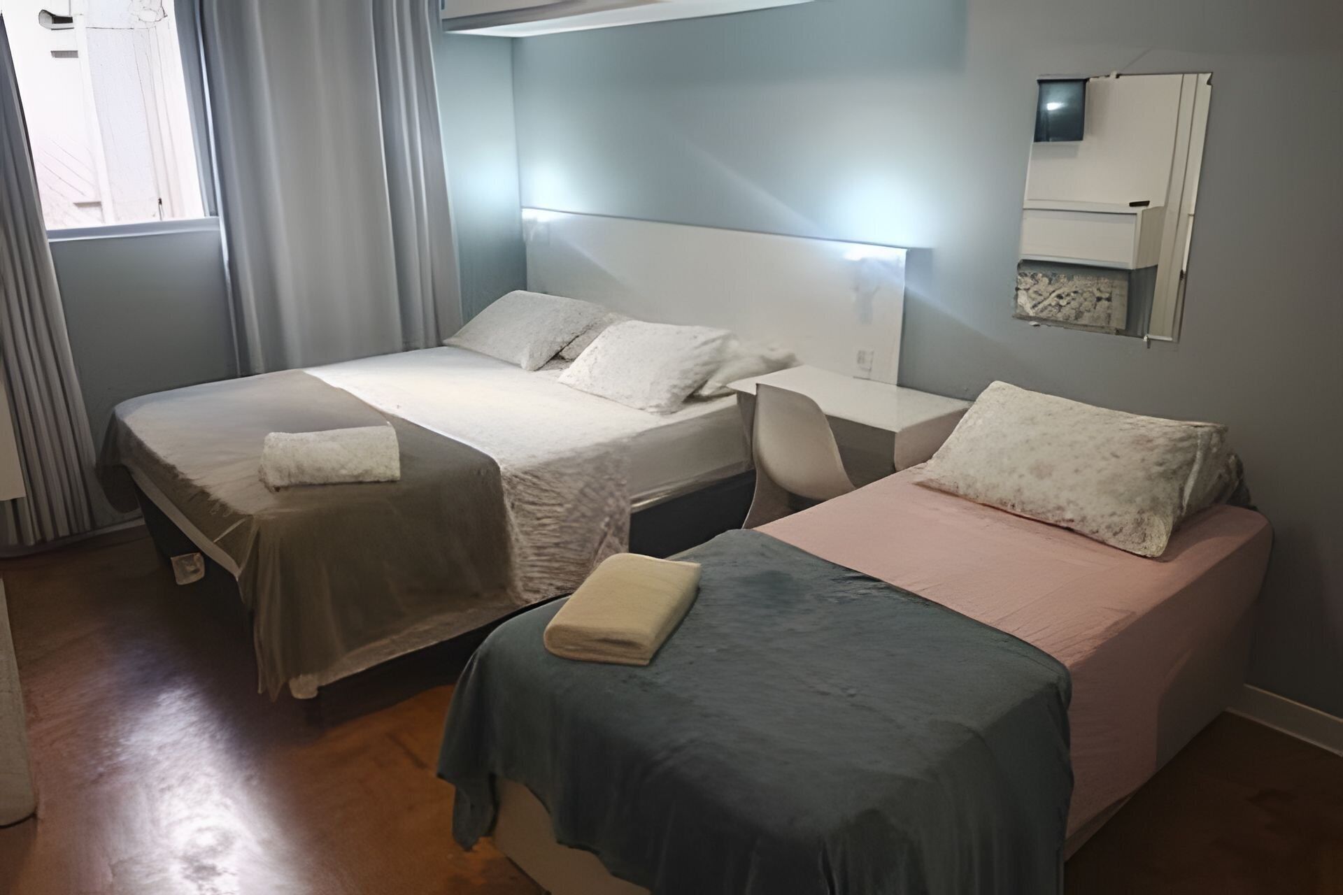 Suite | Escritorio, espacio para trabajar con un portátil, cortinas opacas