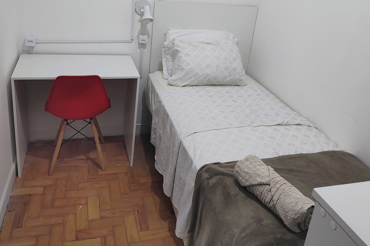 1 Schlafzimmer, individuell dekoriert, Schreibtisch