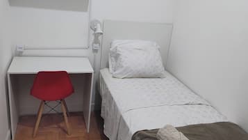 1 habitación, decoración personalizada y escritorio