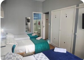 ห้องคอมฟอร์ทสวีท, หลายเตียง, ปลอดบุหรี่, วิวสวนหย่อม | 1 ห้องนอน, ห้องพักตกแต่งอย่างมีเอกลักษณ์, โต๊ะทำงาน