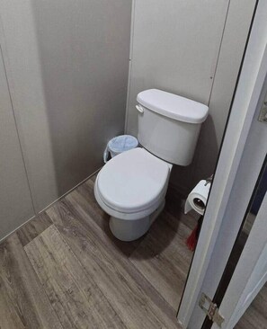 Ducha, secador de pelo, toallas y jabón