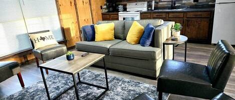 Smart TV, chimenea y libros