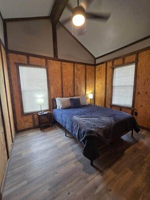2 bedrooms, iron/ironing board, free WiFi, bed sheets - Playin Hooky on Lake Fork-Waterfront-Boat Ramp (Quitman)